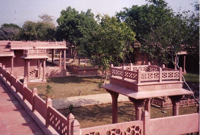 शॉपिंग कॉम्प्लेक्स में पैदल रास्ते