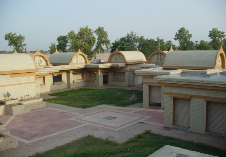 ीन कोर्ट, शॉपिंग सेंटर