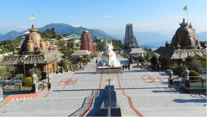 नंदी प्रतिमा के साथ केंद्रीय पथ